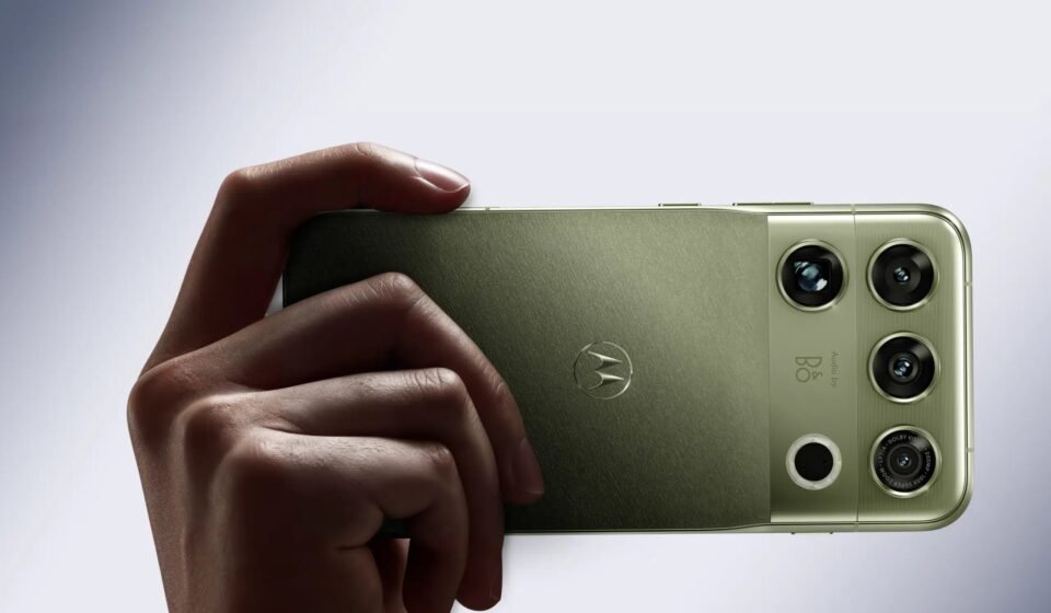 Motorola Signature 27 flagship smartphone with 200MP periscope telephoto camera and premium textured rear design